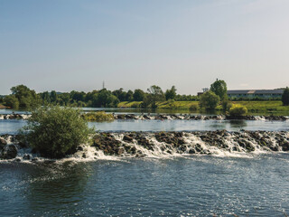 Fluss mit Felsenwehr