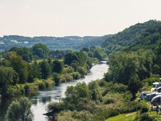Flusslandschaft mit Campingplatz