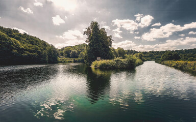 Fluss mit Insel und Ruinen