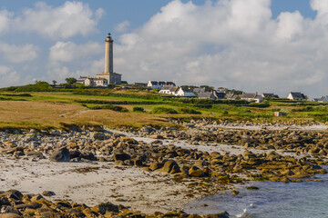 Le phare de l'&icirc;le de Batz dans le nord Finist&egrave;re, en Bretagne. Vue prise de la plage &agrave; mar&eacute;e basse. Entre terre et mer. 