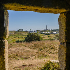 Le phare de l'&icirc;le de Batz dans le nord Finist&egrave;re, en Bretagne. Vue prise de la fen&ecirc;tre du corps de garde.