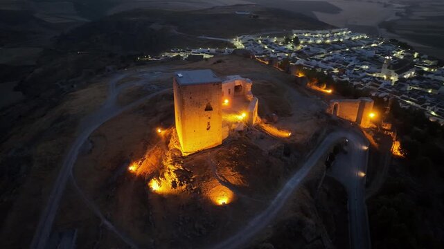 la noche en el hermoso castillo de la estrella en Teba, M&aacute;laga