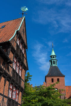 Torvet, Stadtplatz in Svendborg D&auml;nemark mit der Marienkirche und Wiggers G&aring;rd Geb&auml;ude im Vordergrund.
