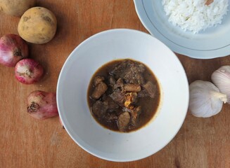 hot chocolate with marshmallows,Semur daging is an Indonesian meat stew in thick brown gravy,served with steamed rice
