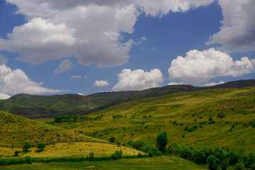 Obraz premium Scenic fields and meadows in Erzurum Cat road in Turkey on a cloudy day