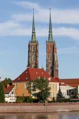 Naklejka premium Wroclaw, Poland -10/21/2023: Wroclaw during a beautiful Autumn Afternoon