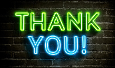 Obraz premium Vibrant Neon THANK YOU Sign Illuminates Textured Brick Wall with Electric Glow.