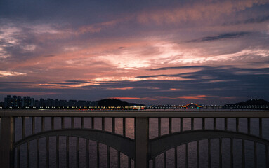 Obraz premium Riverview sight at the bridge. 한강이 보이는 다리 위에서