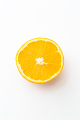 半分に切ったオレンジの断面　白バック