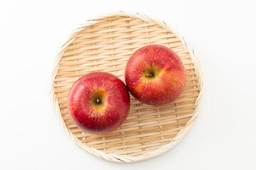 笊に乗ったりんご　白バック