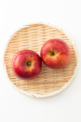 笊に乗ったりんご　白バック