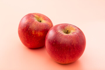 りんご　ピンク背景