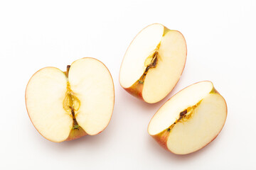 カットしたりんご　白バック