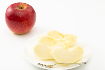 カットしたりんご　白バック