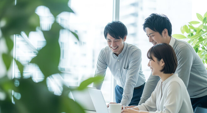 オフィスで打ち合わせをする日本人ビジネスチーム - Powered by Adobe