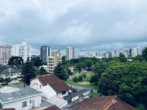 Vista do bairro Cabral, cidade de Curitiba, Parana, mostrando parte da cidade, pr&eacute;dios e casas.