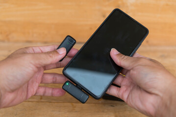 connecting the wireless microphone to smartphone   