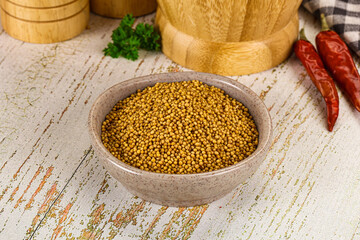 Dry mustard seeds in the bowl