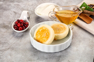 Roasted cheesecakes - Syrniki with honey