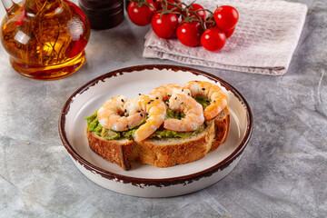 Sandwich with prawn and avocado