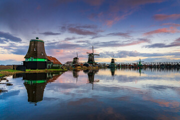 Fototapeta premium Windmill at Blue Hour in Zaanse Schans, Netherlands – Scenic Evening View Near Zaandam City