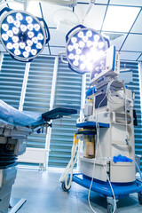 Modern surgical suite for ops. A bright surgical theater equipped with advanced medical tools and an adjustable operating table, ready for surgery.