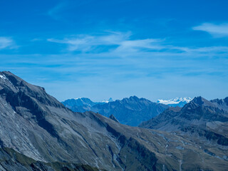 des glaciers et, au fond, le Mont Cervin