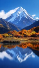 雪山と湖の秋の風景 青い空と白い雲の反射 鮮やかな黄色とオレンジ色の木の葉