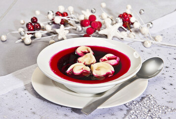 Barszcz z uszkami na świątecznym stole.