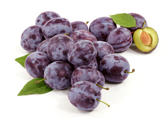 Świeże śliwki na białym tle © Blue Pixel