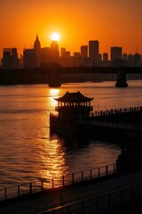 オレンジ色の夕焼けに染まる水辺の寺院と都市のシルエット