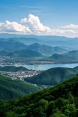 緑豊かな山々と湖の素晴らしい垂直景色 晴れた日の青空の下の中国の風景