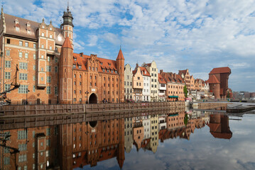 Centro histórico de Gdansk reflejado en el rio Motlawa, Polonia