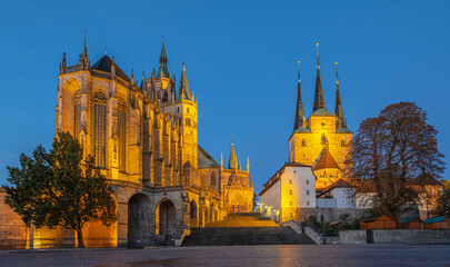 Domplatz in Erfurt mit Dom St. Marien und Severikirche zur Blauen Stunde am Morgen