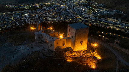 la noche en el hermoso castillo de la estrella en Teba, Málaga