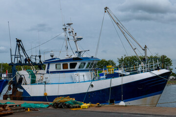 chalutier pélagique à quai