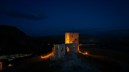 la noche en el hermoso castillo de la estrella en Teba, M&aacute;laga