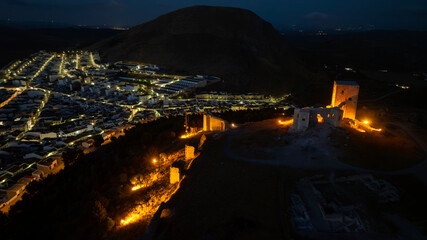 la noche en el hermoso castillo de la estrella en Teba, Málaga