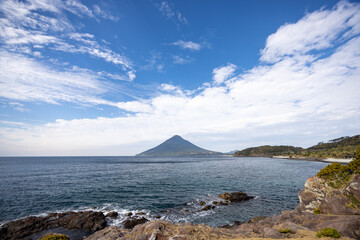 鹿児島県長崎鼻から望む、海にそびえる美しい円錐形の開聞岳