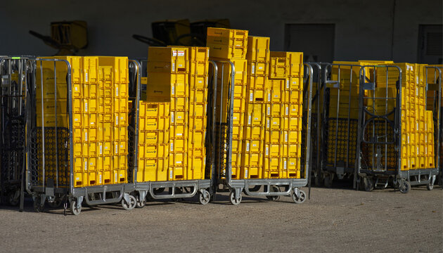 diverse gelbe Postk&ouml;rbe der Deutschen Post