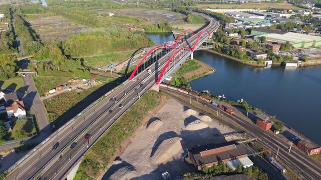 Autobahnbr&uuml;cke im Ruhrgebiet &uuml;ber einen alten Industriehafen