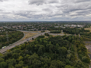 Autobahnkreuz an einem bewölkten Tag im Ruhrgebiet