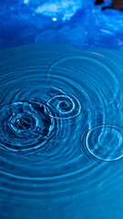 Obraz premium Rippling water surface, concentric circles