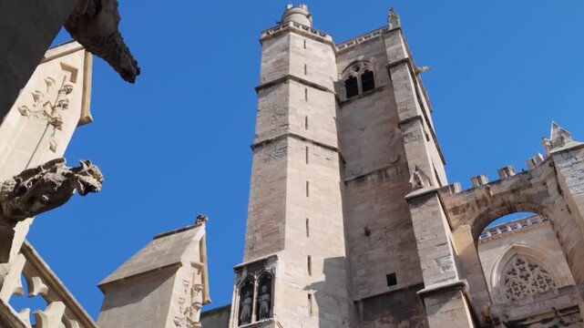 murs ext&eacute;rieurs de la Cath&eacute;drale Saint-Just et Saint-Pasteur a narbonne depuis la cours int&eacute;rieure