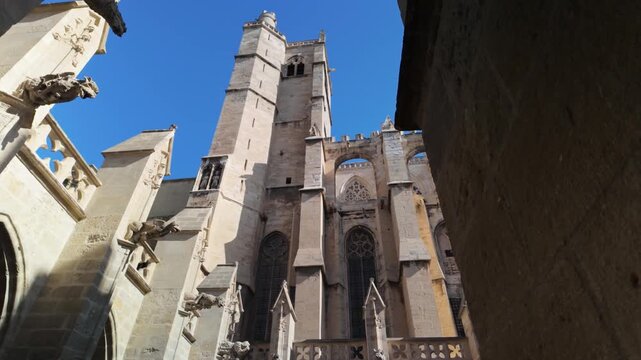 Cath&eacute;drale Saint-Just et Saint-Pasteur a narbonne depuis la cours int&eacute;rieure