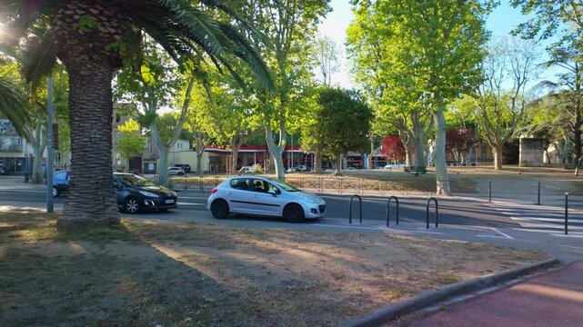 Passage de Voiture au rond point derriere la gare de Narbonne