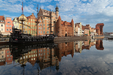 Reflejo del casco histórico de Gdansk en el río Motlawa, Polonia