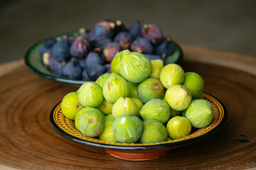 Ripe figs in a bowl