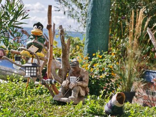 Ulkige Tierfiguren an der Hecke auf Rügen