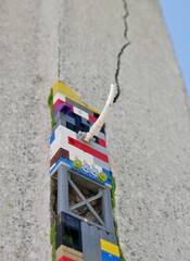 Legosteine und FIguren kitten aufgeplatzte Betonsäule © Clarini